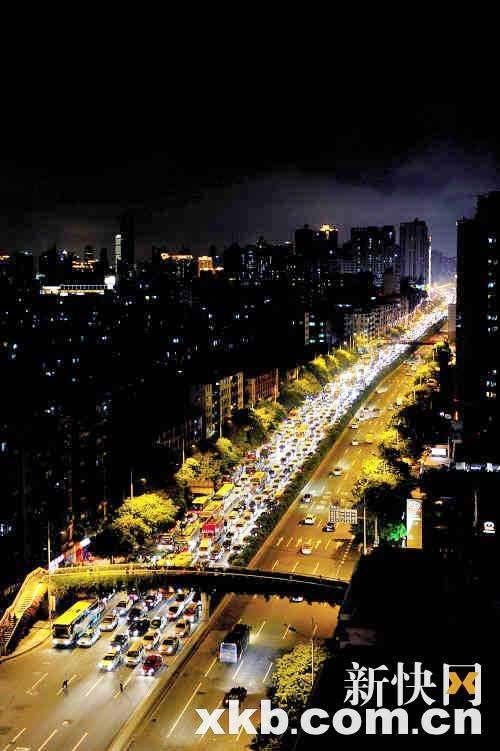 广州一泥头车翻侧 黄埔大道受阻两小时(图)
