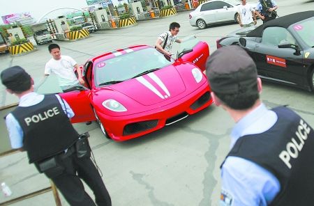 20多辆法拉利从重庆飙到成都被交警拦截(图)