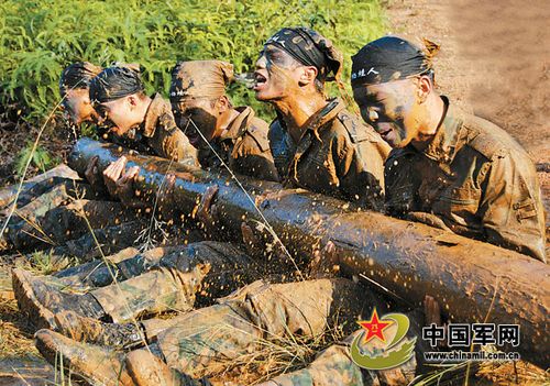 组图:中国蛙人突破极限锻造三栖精兵_军事