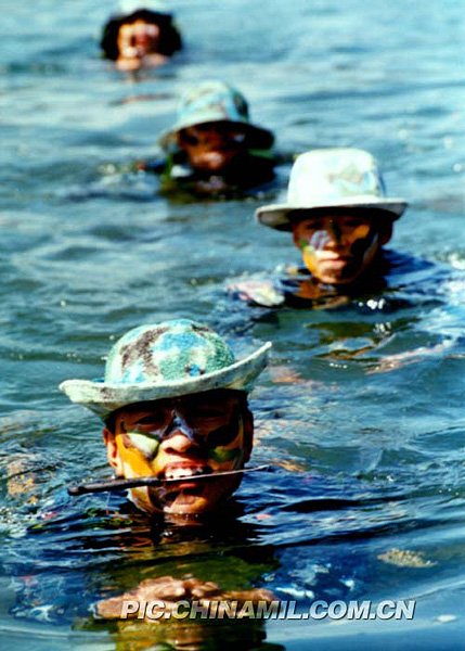 组图:沈阳军区前哨模拟蓝军对抗演练_国内军