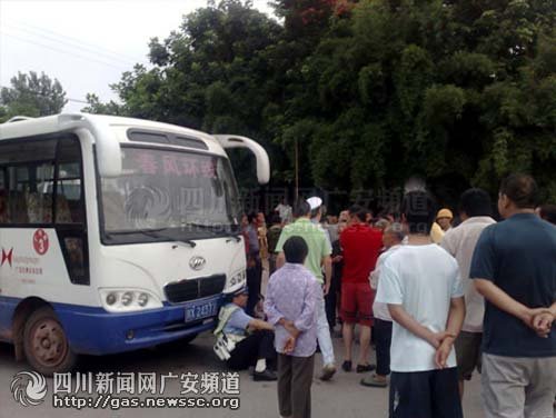 网帖曝交警坐车轮前执法阻截超载客车(图)