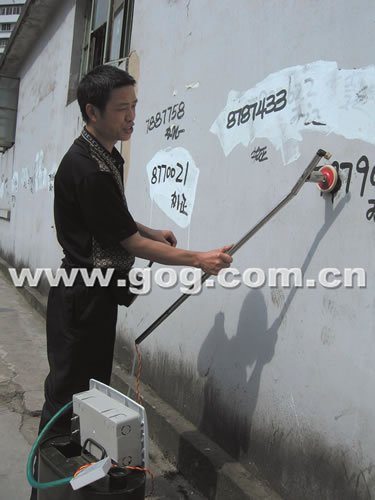 贵阳一市民发明野广告清洗机(图)_社会图片