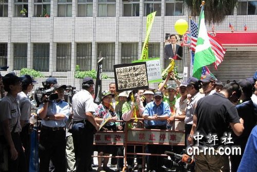 组图：延押庭落幕扁还押监狱 支持者场外力挺