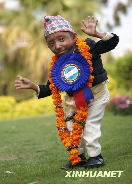 图:17岁青年身高51厘米或成世界上最矮的人_