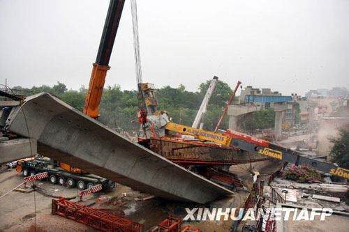 印度高架桥坍塌现场又发生起重机倒塌事故_国