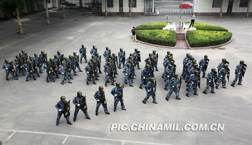 组图:济南民兵演练盾牌棍术防暴队形等战术