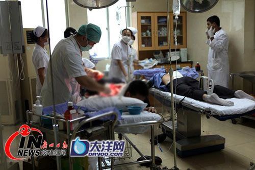 广州1名男子肉铺内夺刀后连砍11人(组图)