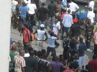 广州上百黑人冲击派出所 传源起一黑人跳楼死亡_新闻滚动_大成网_腾讯网