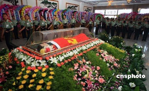 图文:武警上尉遗体告别仪式在乌鲁木齐举行_各