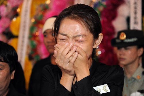 乌市举行武警中队长万金刚烈士遗体告别仪式_