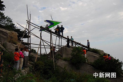 “中国第一飞人”衣瑞龙第5次成功飞越华山