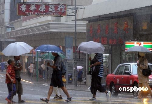 台风莫拉菲匆匆袭香港 炎热天气急速重临(图)_