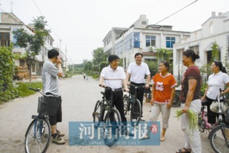 河南漯河市长骑单车体察民情被指作秀(图)