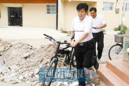 河南漯河市长骑单车体察民情被指作秀(图)
