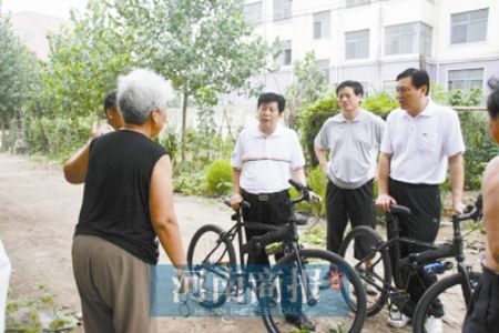 河南漯河市长骑单车体察民情被指作秀(图)