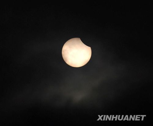 组图：我国境内出现日全食景观