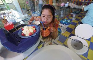 另类餐厅用“马桶”盛饭  称给顾客乐趣(图)
