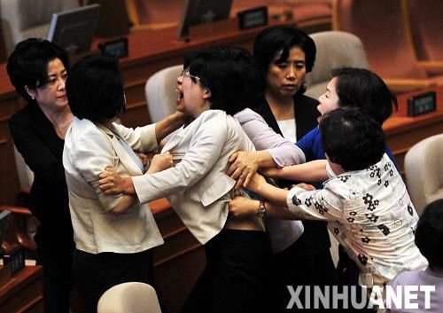 7月22日,韩国执政党大国家党和在野党民主党的女议员在国会里互相推搡。新华社/纽西斯通讯社