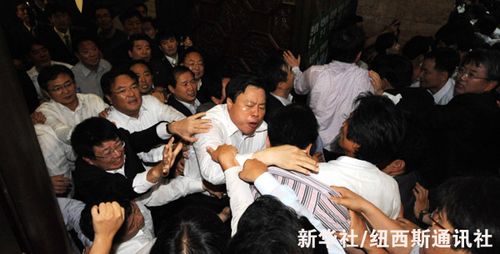 7月22日,韩国执政党大国家党的议员在进入国会时遭到在野党民主党议员的阻拦。新华社/纽西斯通讯社