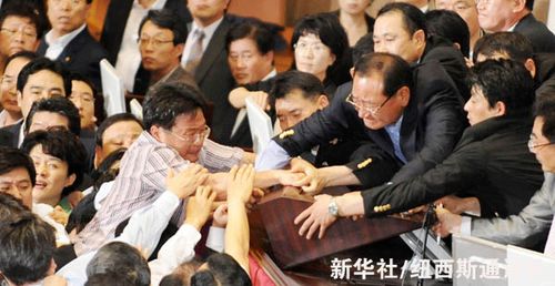 7月22日,韩国在野党民主党的议员在国会里试图抢夺议长讲台上的木槌。