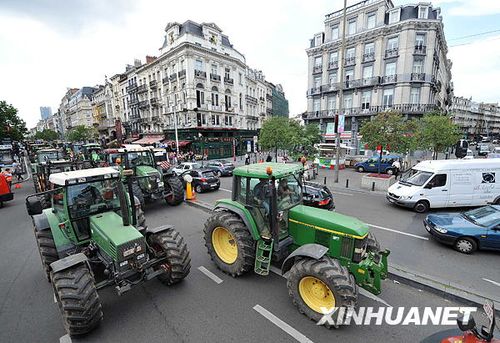 组图:300余农民驾拖拉机进比利时首都抗议_国