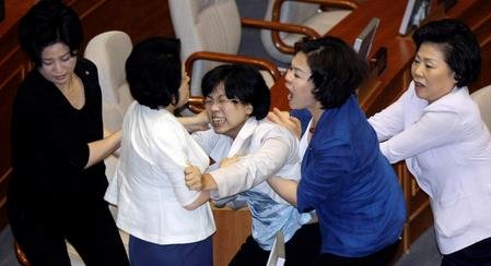 韩国执政党强行通过媒体法引发议员群殴(图)