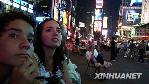 组图:游客在纽约时报广场步行街欣赏夜景_国际
