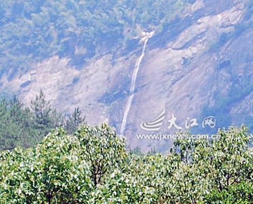 庐山瀑布源头遭破坏来水锐减 远看只剩一根线