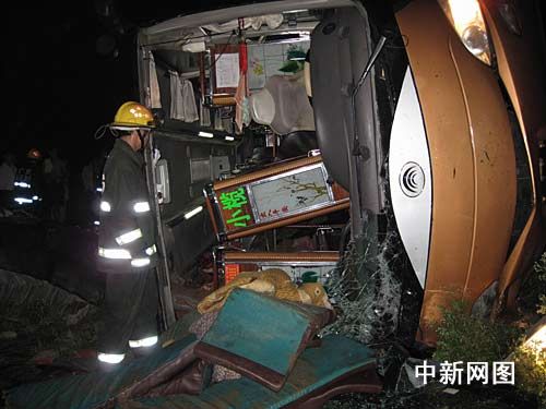 广西桂平发生大客车翻车事故致1死多伤