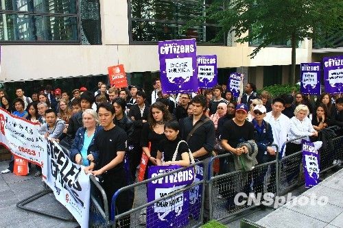 华裔英国海外公民成无国籍人士集会示威(图)_