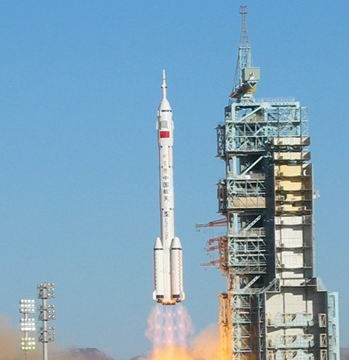 2003年:中国首次载人航天圆满成功