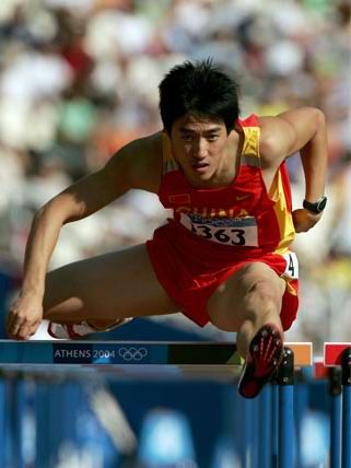 2004年:刘翔在奥运会上实现中国男子田径零的