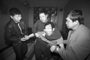 家族式犯罪团伙胁迫未成年<em>少女</em>卖淫(图)_社会