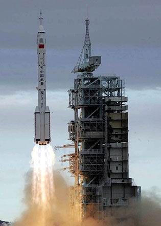 2005年：神舟六号载人飞行圆满成功