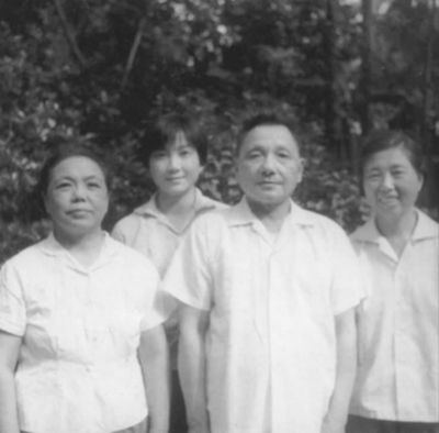图文:邓小平卓琳在江西和<em>妹妹和女儿</em>留影_新闻