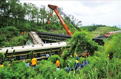 列车广西遇山体崩塌脱轨 列车员拆车门救旅客