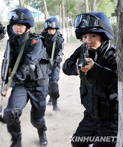 组图:宁夏<em>女子特警队</em>高度强训练擒拿格斗战术
