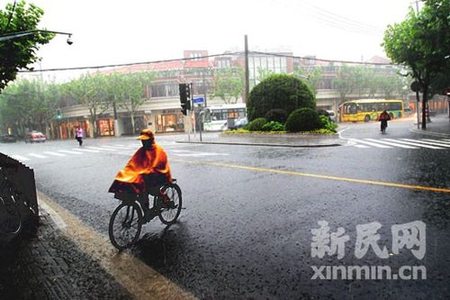 上海将暴雨橙色预警更新为暴雨红色预警信号_