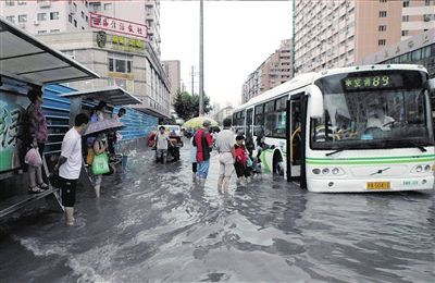 组图:70年一遇暴雨袭击上海_各地新闻