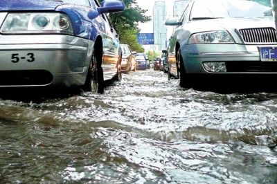 □昨日申城大部分道路都出现“水波荡漾”，部分水深达30厘米，给市民出行带来不便。