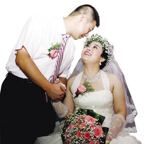 男子迎娶身患肠癌女孩 特殊婚礼感动陌生人