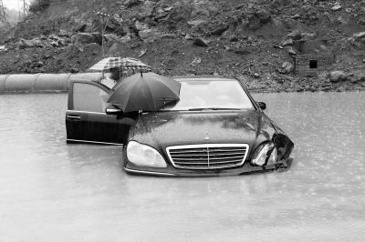 巴南渝南大道，“强悍男”已经在车内守了8小时！ 网友供图 