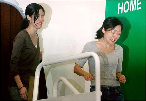 克林顿携2名获特赦女记者返抵美国(组图)_国际