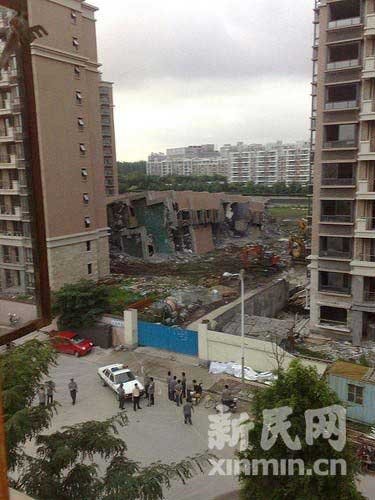 上海塌楼清理工作遭购房者阻挠被迫停止_