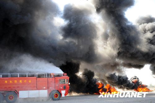 组图:新疆喀什机场举行处突应急救援演习_各地