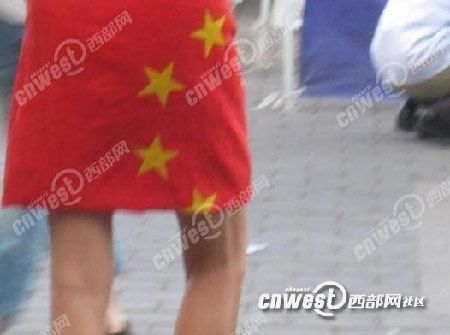 女子穿国旗图案短裙上街引发争议(组图)
