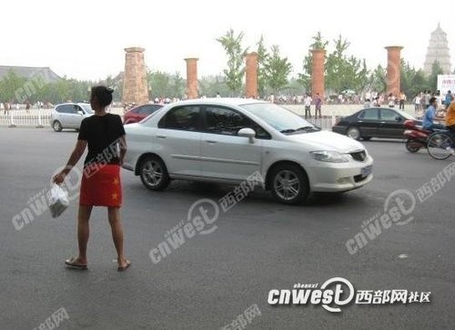 女子穿国旗图案短裙上街引发争议(组图)