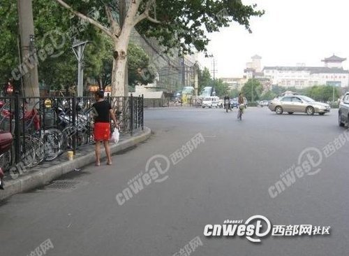 女子穿国旗图案短裙上街引发争议(组图)