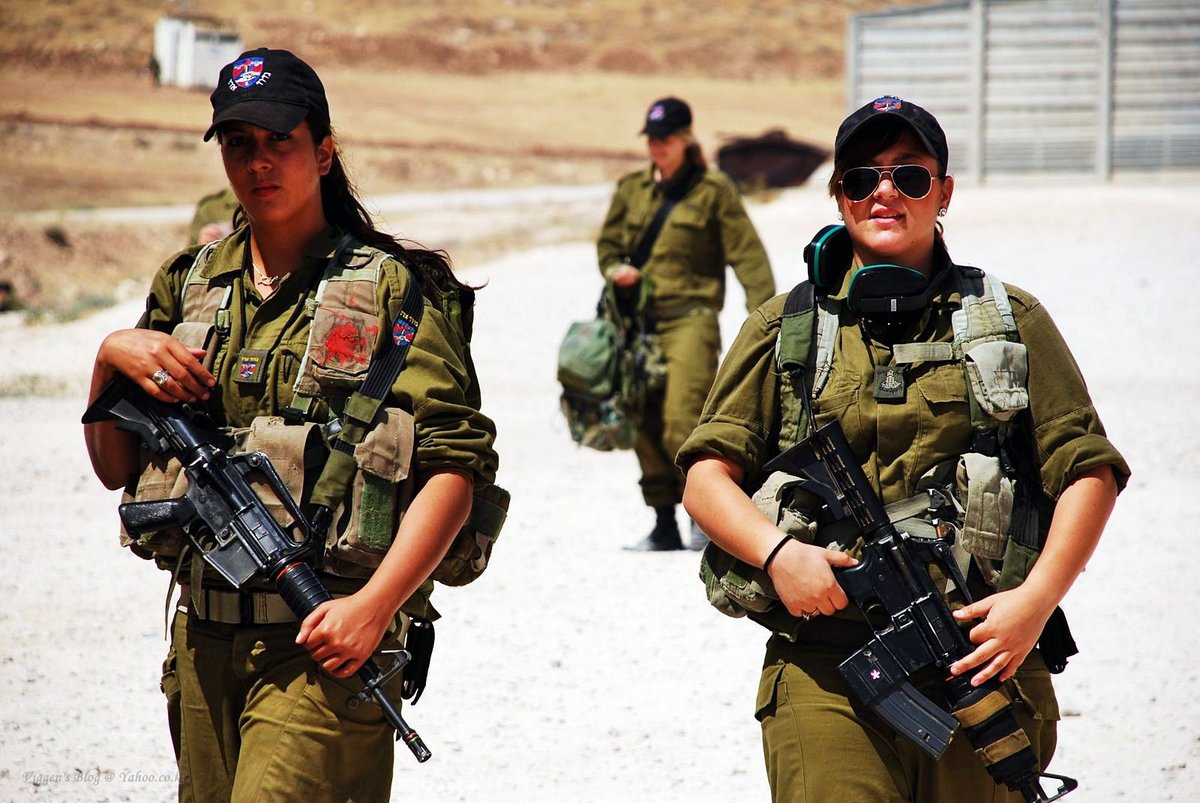 以色列女兵晒军装照，女人挎枪竟这么美！