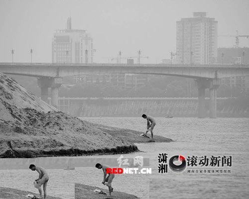 女网友拍摄裸泳<em>男子</em>上岸<em>穿短裤</em>画面(图)_社会